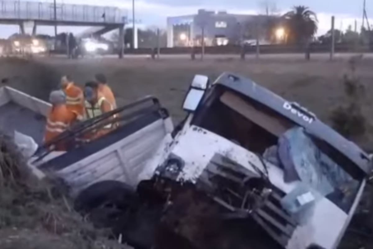 Así quedó el camión tras volcar en la Panamericada, a la altura del kilómetro 42