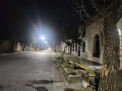 Así quedó el cantero en el que chocó Brian Figueroa con su auto después de ser acribillado
