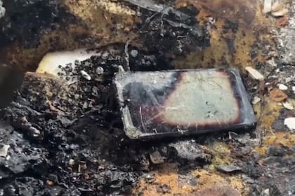 Así quedó el celular de la joven tras la explosión en Hialeah, Florida
