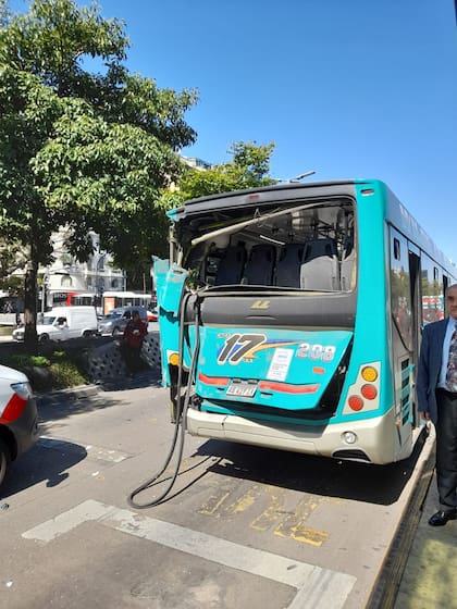 Así quedó el colectivo de la línea 17 luego del accidente
