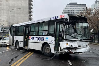 Fuerte choque entre dos colectivos en medio de la lluvia