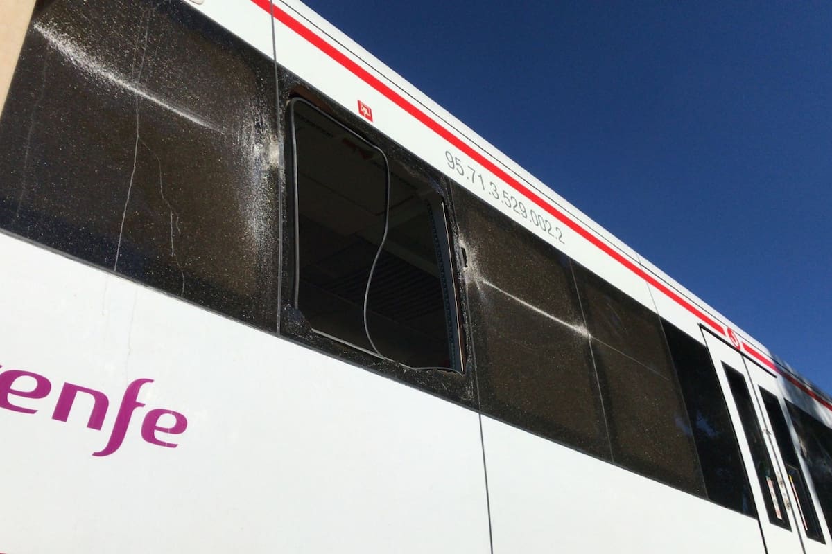 Así quedó el cristal del tren afectado en Murcia tras el choque con una grúa