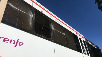 Así quedó el cristal del tren afectado en Murcia tras el choque con una grúa