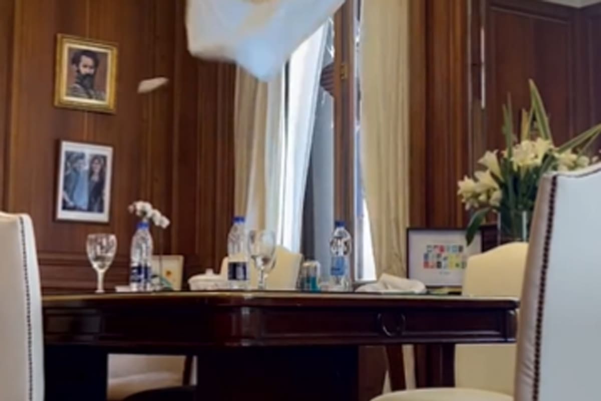 Así quedó el despacho de la vicepresidenta, Cristina Kirchner, luego de se atacado a piedrazos durante una manifestación contra el FMI en las inmediaciones del Congreso de la Nación