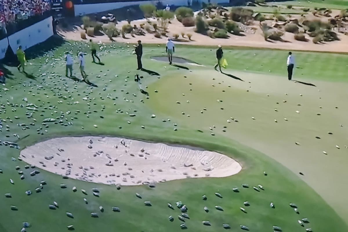 Así quedó el green del hoyo 16 en el TPC Scottsdale: lleno de latas de cerveza