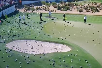 Así quedó el green del hoyo 16 en el TPC Scottsdale: lleno de latas de cerveza