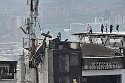 Así quedó el helicóptero luego de estrellarse contra un hotel (Foto: X/@@hichoariasr)