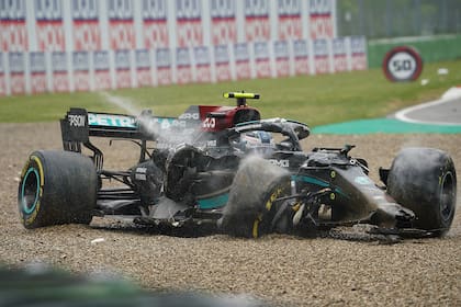 Así quedó el Mercedes de Valtteri Bottas tras la colisión de George Russell; el accidente favoreció fortuitamente a Hamilton.