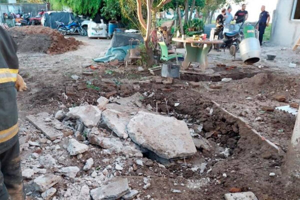 Así quedó el patio de la familia donde explotó el pozo negro.
