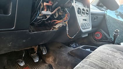 Así quedó el Peugeot 306 del periodista Ariel Festa, que un ladrón intentó robar en Marcos Paz