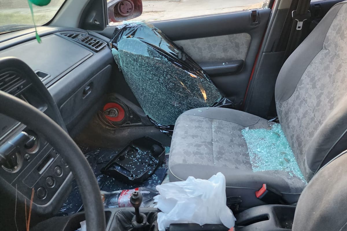 Así quedó el Peugeot 306 del periodista Ariel Festa, que un ladrón intentó robar en Marcos Paz