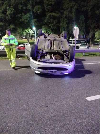 Así quedó el Peugeot 307 tras volcar sobre la avenida