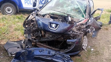 Así quedó el Peugeot tras el fatal accidente en Córdoba.