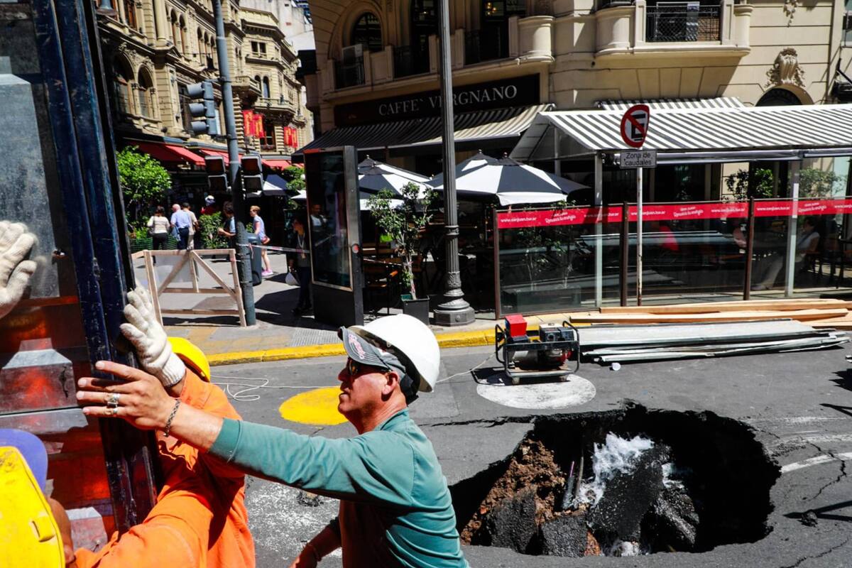 Así quedó el pozo, fue originado por la rotura de un caño que socavó el terreno