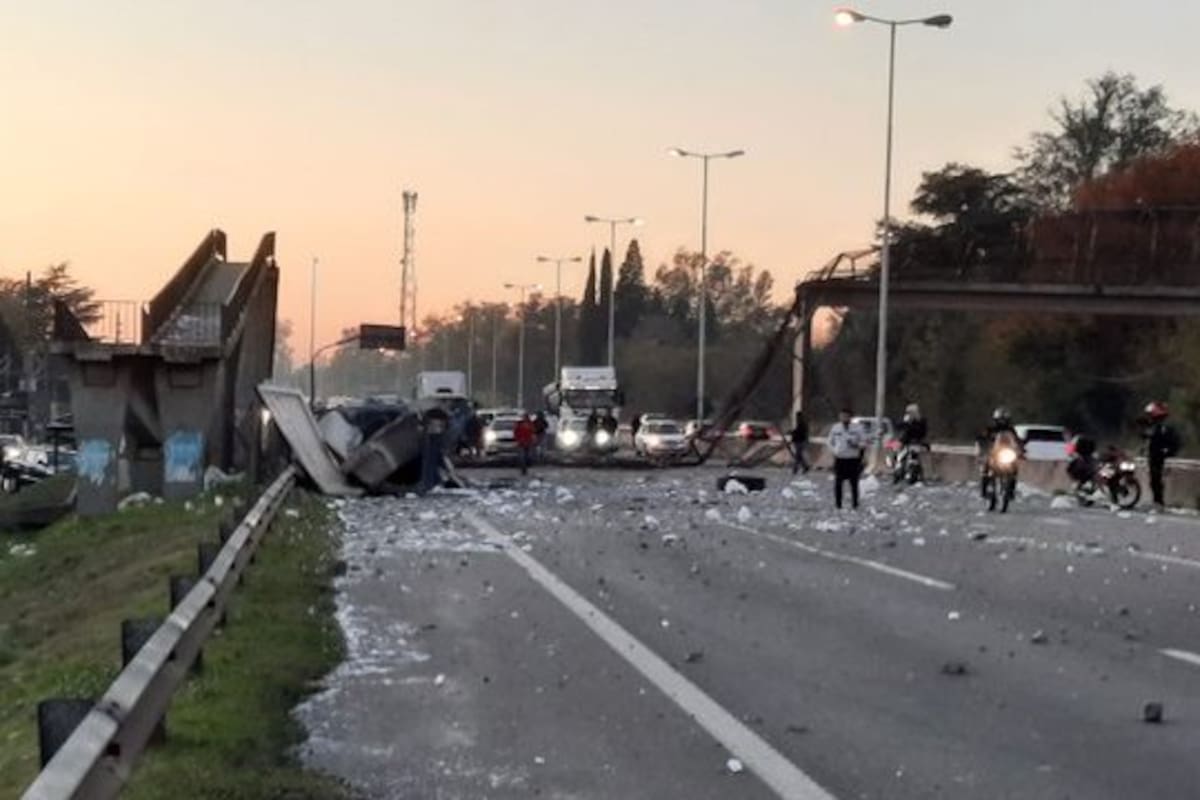 Así quedó el puente peatonal después de ser derribado por un camión
