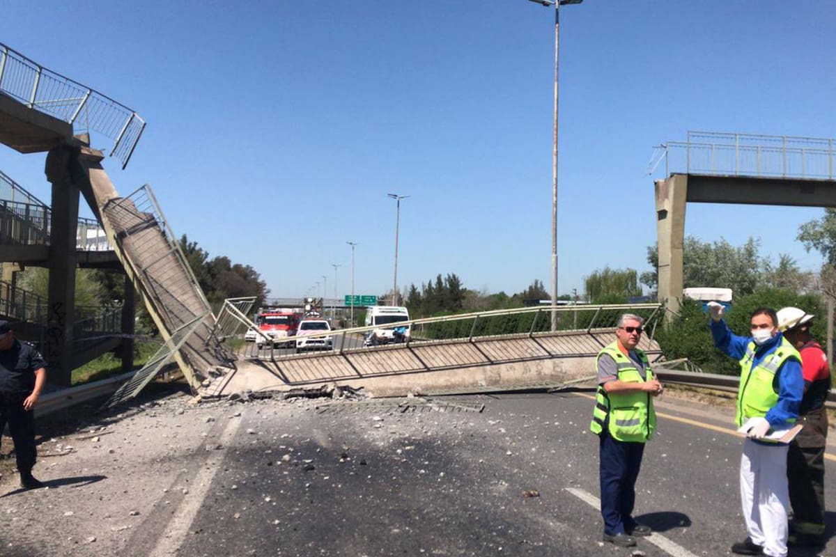 Así quedó el puente peatonal tras ser derribado por el camión