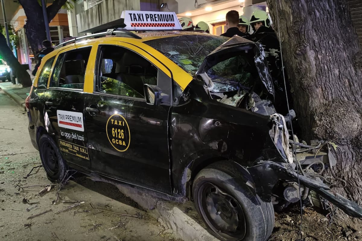 Así quedó el taxi que chocó contra un árbol