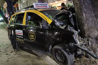 Un taxista perdió el control de su auto, se subió a la vereda y chocó contra un árbol en Belgrano