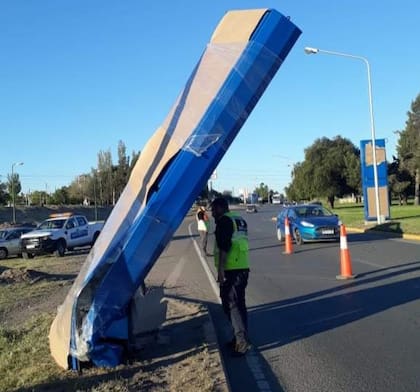 Así quedó el tótem que fue chocado por un auto mientras un funcionario neuquino explicaba lo disuasivo que son para bajar la velocidad de los automovilistas