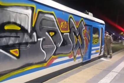 Así quedó el vagón del Tren Roca que fue pintado con grafitis en la estación Quilmes (Trenes Argentinos)