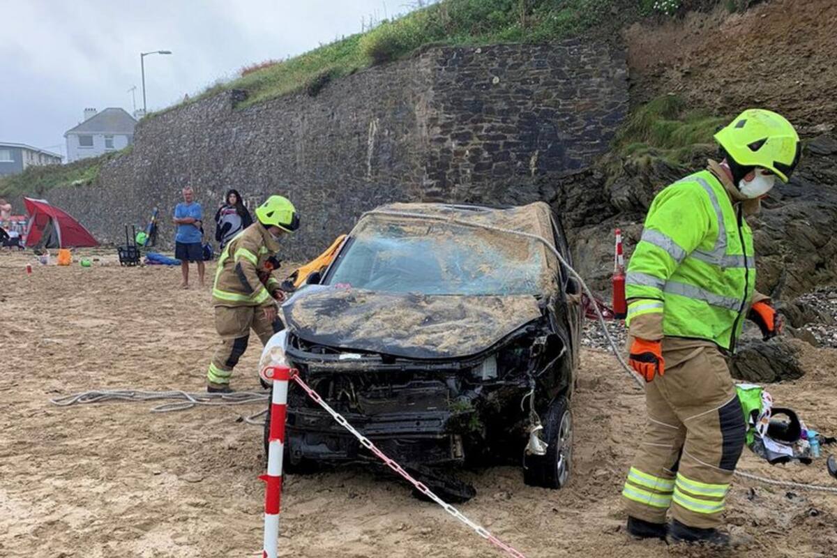 Así quedó el vehículo después del impacto. Afortunadamente, no hubo heridos y el conductor sufrió heridas leves (SWNS)