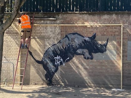 Así quedó intervenida la obra de Bansky; también retiraron el auto estacionado originalmente debajo del rinoceronte