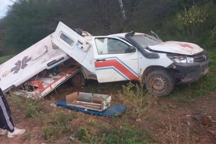 Así quedó la ambulancia que chocó contra una vaca que se encontraba en la ruta