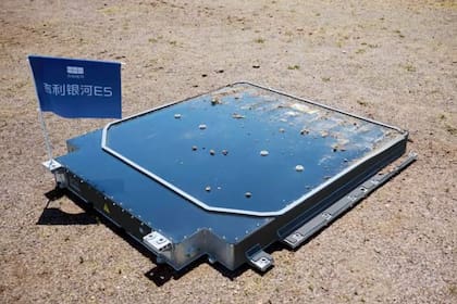 Así quedó la batería después de que fuera aplastado por un tanque de guerra. La batería no explotó ni tampoco se desintegró
