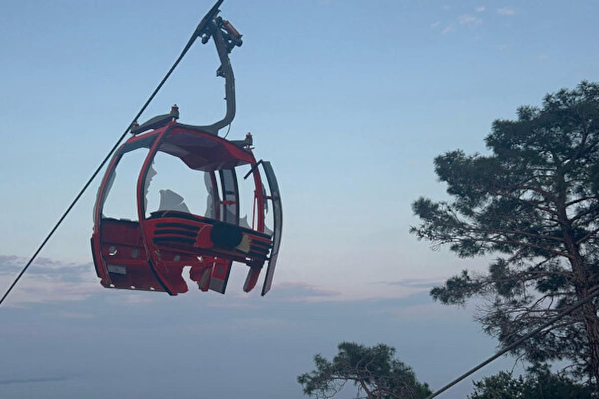 Así quedó la cabina del teleférico tras impactar contra el poste de seguridad
