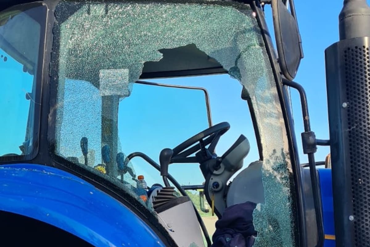 Así quedó la cabina del tractor tras el disparo