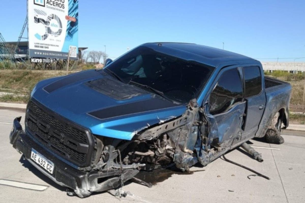 Así quedó la camioneta de Gastón Ávila tras un choque en Rosario: medios locales dijeron que conducía un amigo del futbolista