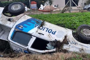 Un patrullero de la Policía Bonaerense volcó en medio de una persecución en La Plata