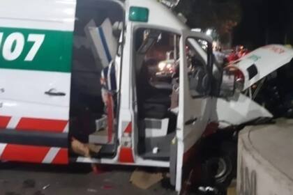 Así quedó la camioneta del SAME que chocó esta madrugada en La Boca