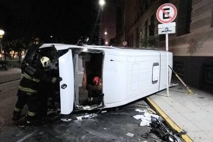 Así quedó la camioneta furgón, volcada sobre la calle Paraguay; los bomberos de la Ciudad asistieron al conductor para salir del vehículo