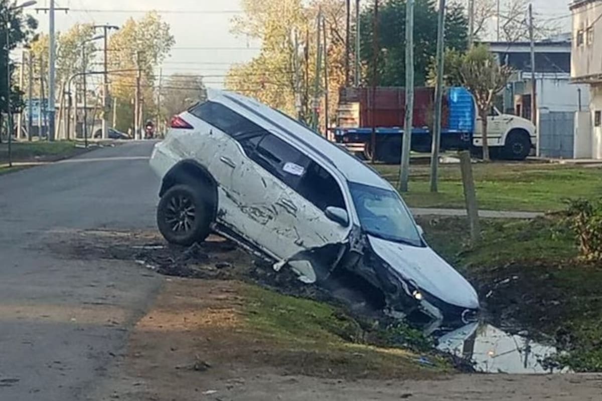 Así quedó la camioneta luego de que los ladrones (Prensa Municipalidad de La Plata)