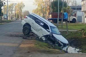 Así quedó la camioneta luego de que los ladrones (Prensa Municipalidad de La Plata)