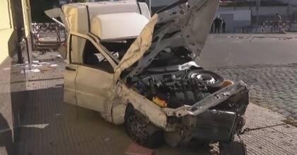 Así quedó la camioneta que fue impactada por la formación del Sarmiento.