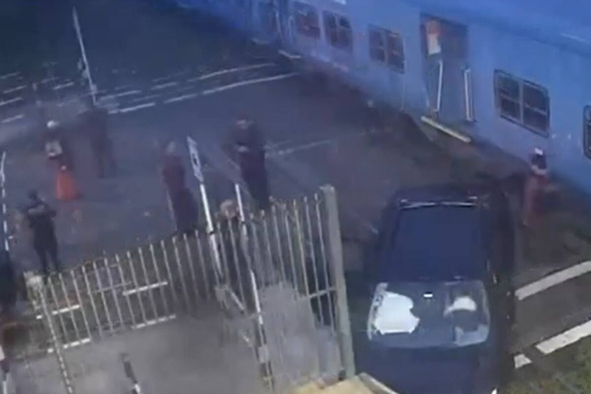 Así quedó la camioneta tras cruzar con la barrera baja