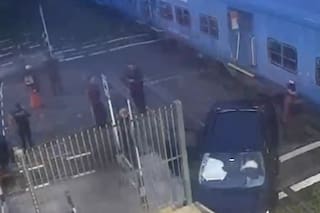 Un conductor cruzó las vías con la barrera baja y fue arrollado por un tren