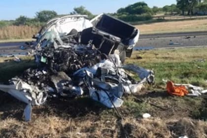 Así quedó la camioneta tras el choque frontal en la ruta 18.