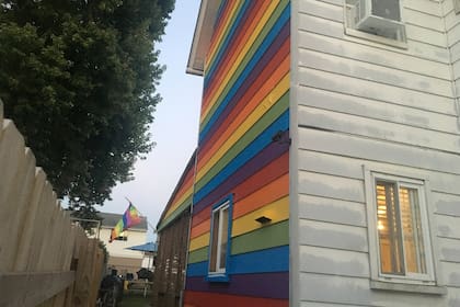Así quedó la casa de colores después de la intervención de la pareja. Foto: cortesía de Lisa Licata y Sherry Lau