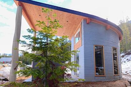 Así quedó la casa terminada en una zona de montaña de Canadá