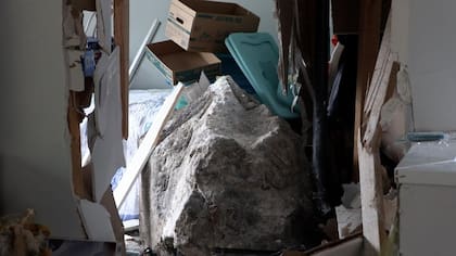 Así quedó la casa tras el paso de la roca gigante (Foto: www.kitv.com)