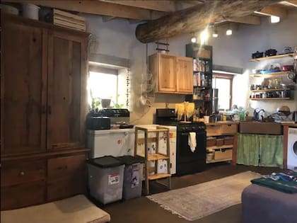 Así quedó la cocina de la casa construida con arcilla