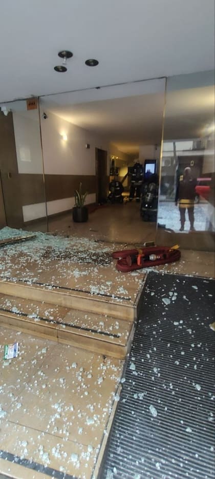 Así quedó la entrada del edificio