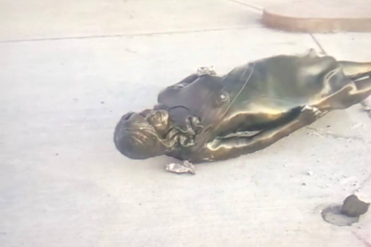 Así quedó la estatua de Cristina