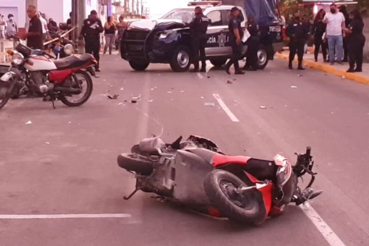 Así quedó la moto tras el choque; detrás, el patrullero