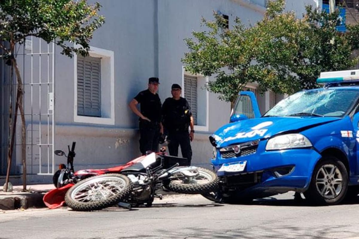 Así quedó la moto y el patrullero tras el choque