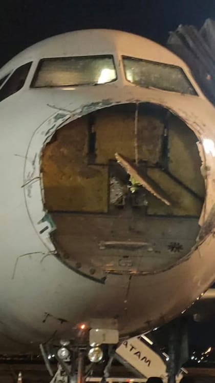 Así quedó la parte de adelante del avión de Latam