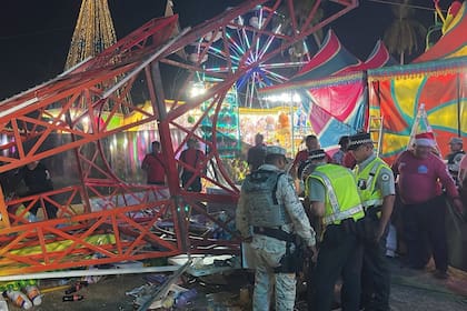 Así quedó "La Torre Eiffel", el juego mecánico que se desplomó en un parque de atracciones de Acapulco (Guardia Nacional de México)